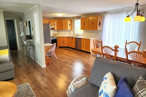 4 Champlain Court, ON L1B 1A5