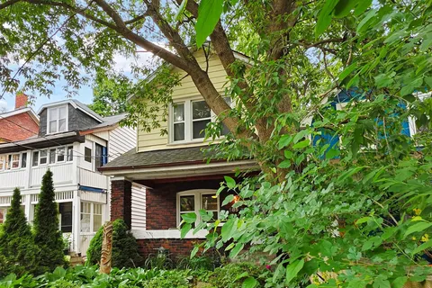 585 Woodbine Avenue, ON M4E 2H9
