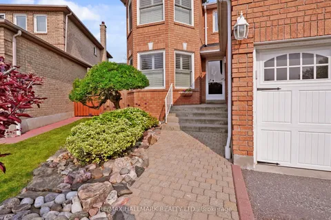 8 Stearns Court, ON L1T 3M9