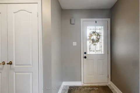8 Stearns Court, ON L1T 3M9