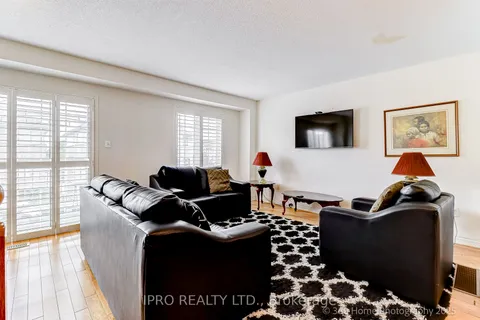 523 Rossland Road, ON L1Z 0K8