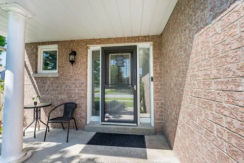 10 Granary Lane, ON L1E 2X9