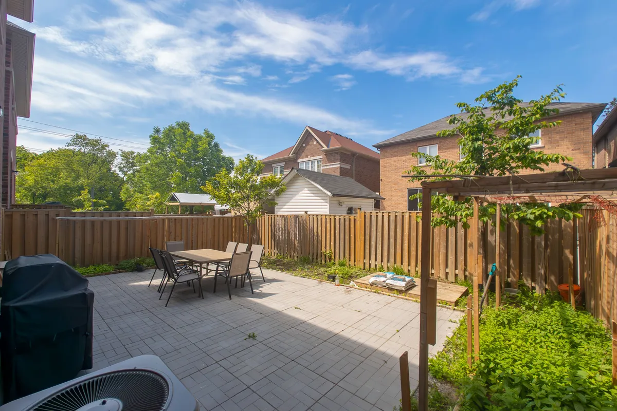 6 Wildflower Way, ON M1E 0C3