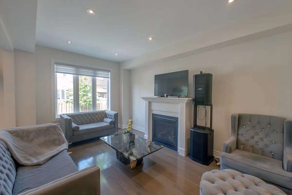 6 Wildflower Way, ON M1E 0C3