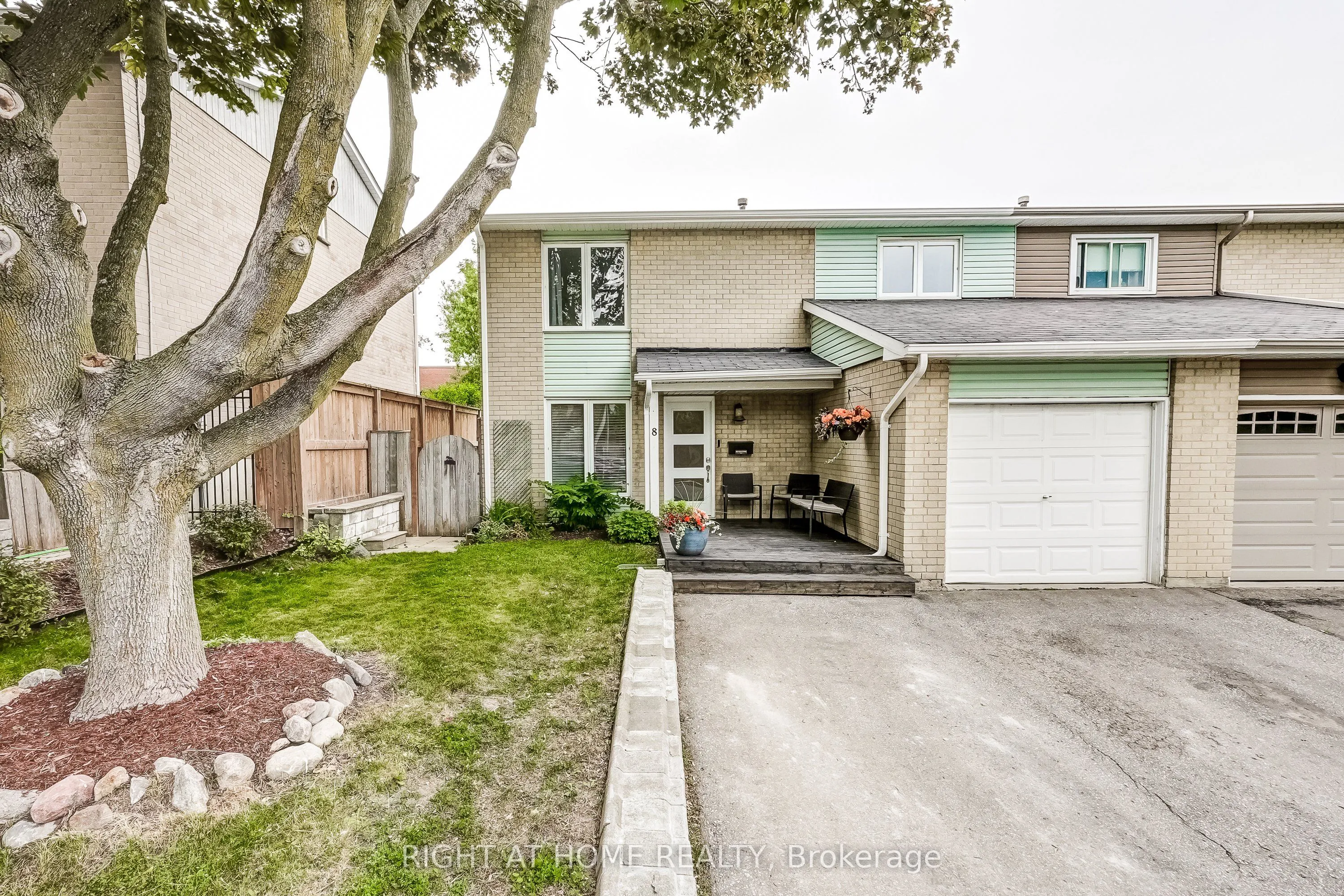 8 Doreen Crescent, ON L1C 3W7