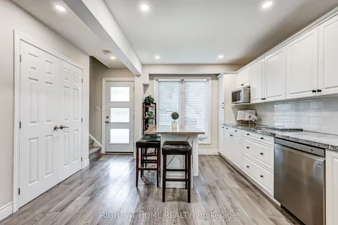 8 Doreen Crescent, ON L1C 3W7