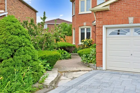 18 Littleborough Court, ON M1C 4S5