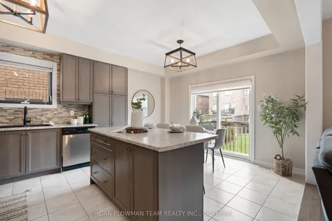 898 Groveland Avenue, ON L1K 0W1