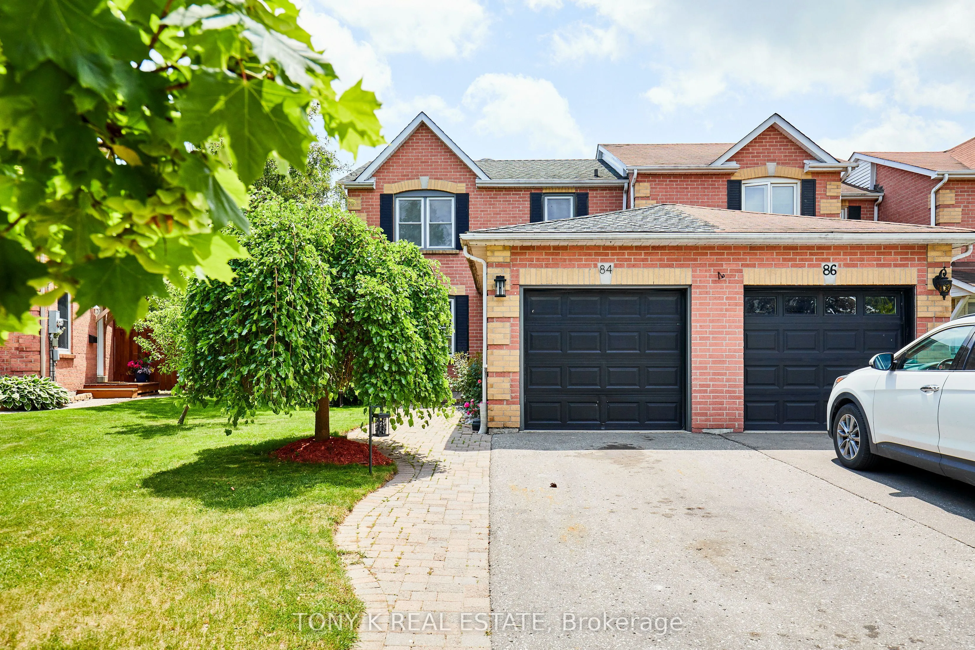 84 Hillhurst Crescent, ON L1E 2A3