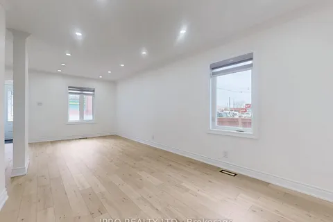 18 Mosley Street, ON M4M 1G2
