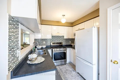120 Warwick Avenue, ON L1Z 1L3