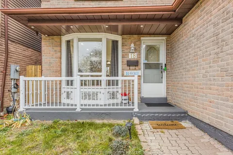 18 Charlton Crescent, ON L1S 4B8