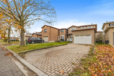 18 Charlton Crescent, ON L1S 4B8