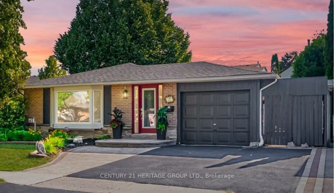 17 Cowling Crescent, ON L1S 2Z6