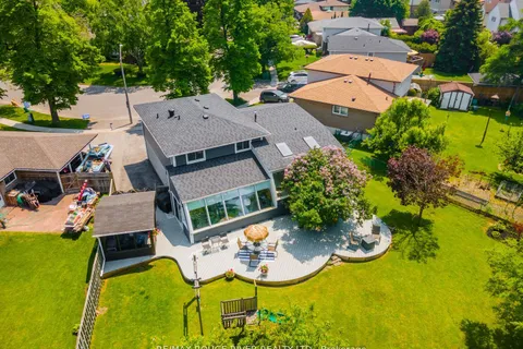 9 Cowling Crescent, ON L1S 2Z6
