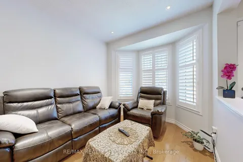 33 Donlevy Crescent, ON L1R 0B9