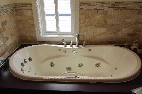 34 Fairwood Crescent, ON M1E 3T3