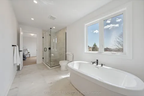 985 Queensdale Avenue, ON L1H 1H4