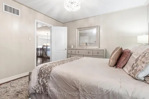 10 Goodhart Crescent, ON L1T 4J1