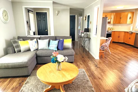 4 Champlain Court, ON L1B 1A5