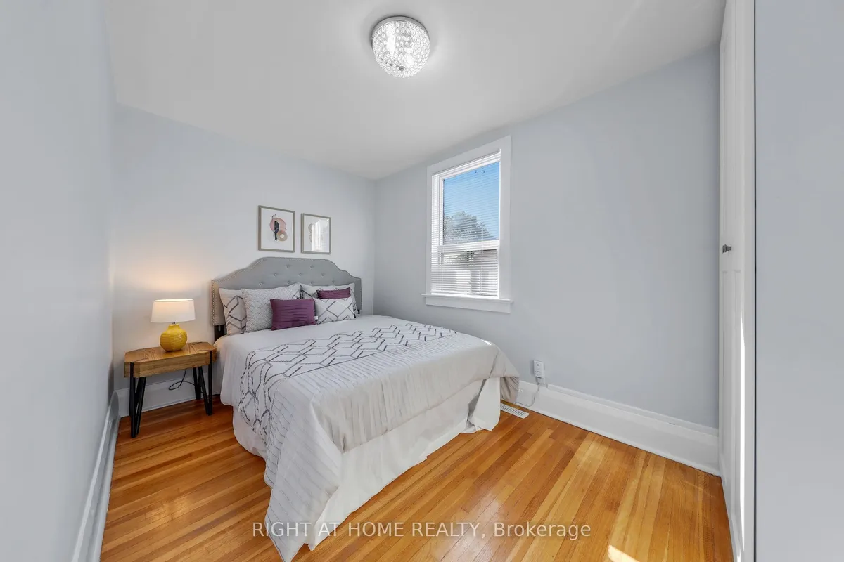 977 Broadview Avenue, ON M4K 2R9