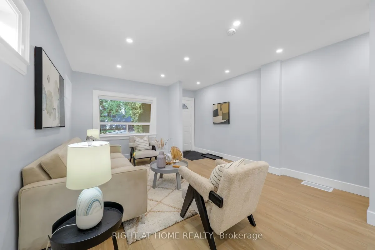 977 Broadview Avenue, ON M4K 2R9