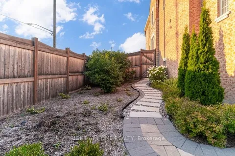 12 Labriola Court, ON L1R 0N1