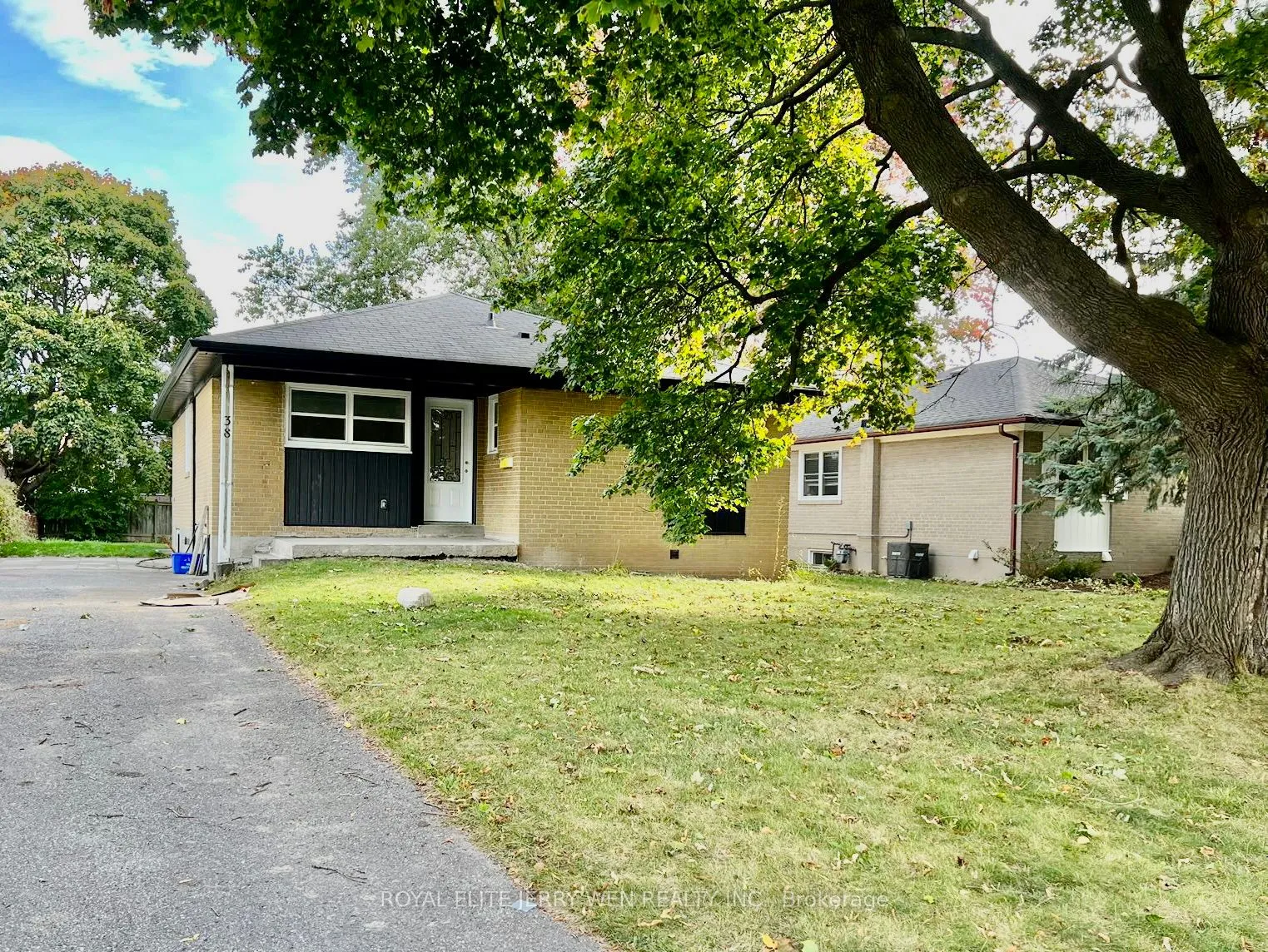 38 Thorncroft Crescent, ON L1S 2S2