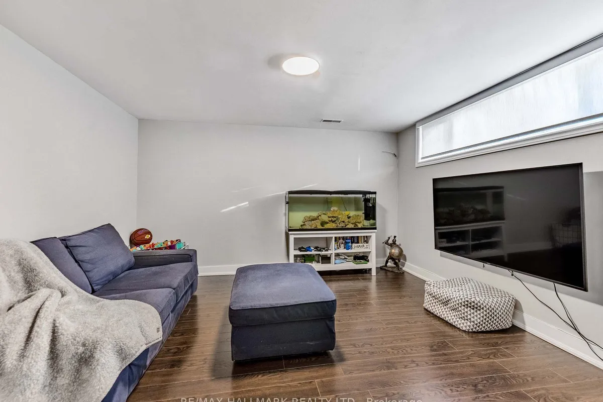 33 Everett Crescent, ON M4C 4P4