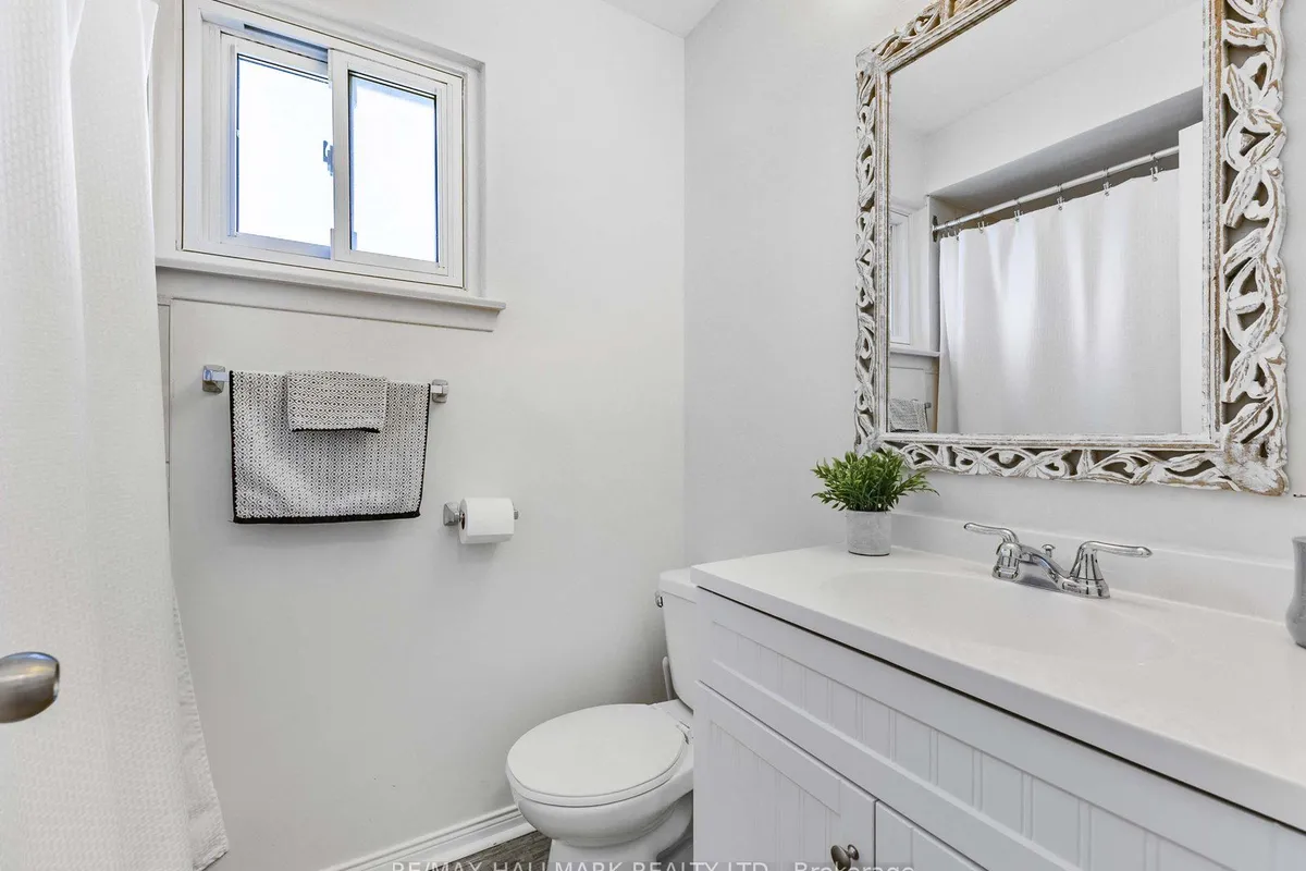 33 Everett Crescent, ON M4C 4P4