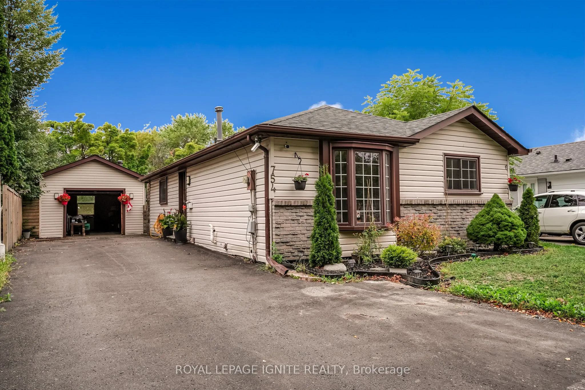 754 Downview Crescent, ON L1H 7W3