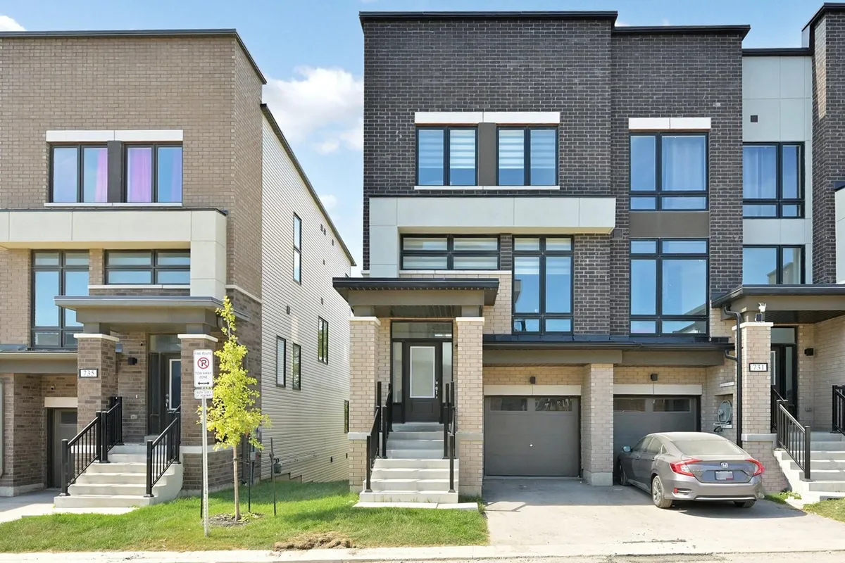 733 Heathrow Path, ON L1K 3G4