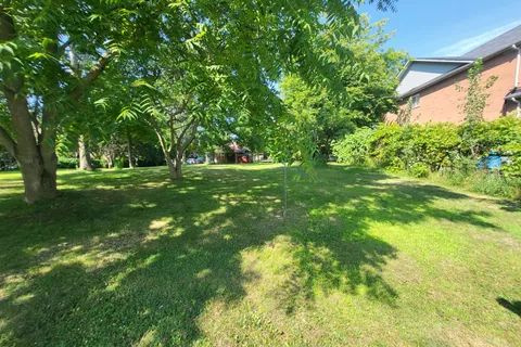 62 Redfern Crescent, ON L1C 2M6