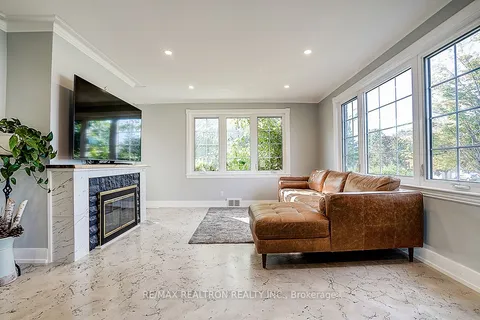 900&904 Parklane Avenue, ON L1G 1N8