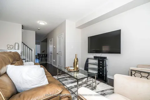 11 Graywardine Lane, ON L1Z 0R9