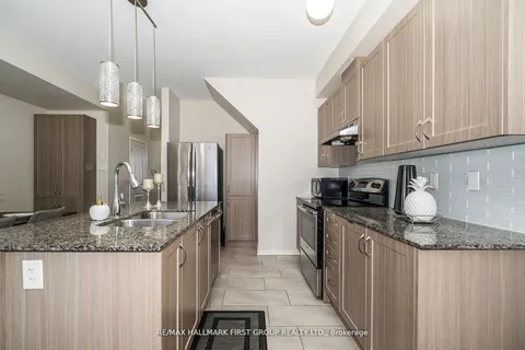 11 Graywardine Lane, ON L1Z 0R9