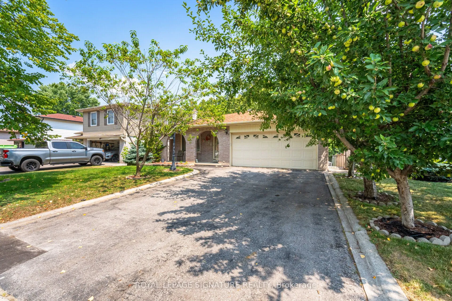 574 Antigua Crescent, ON L1J 6B4
