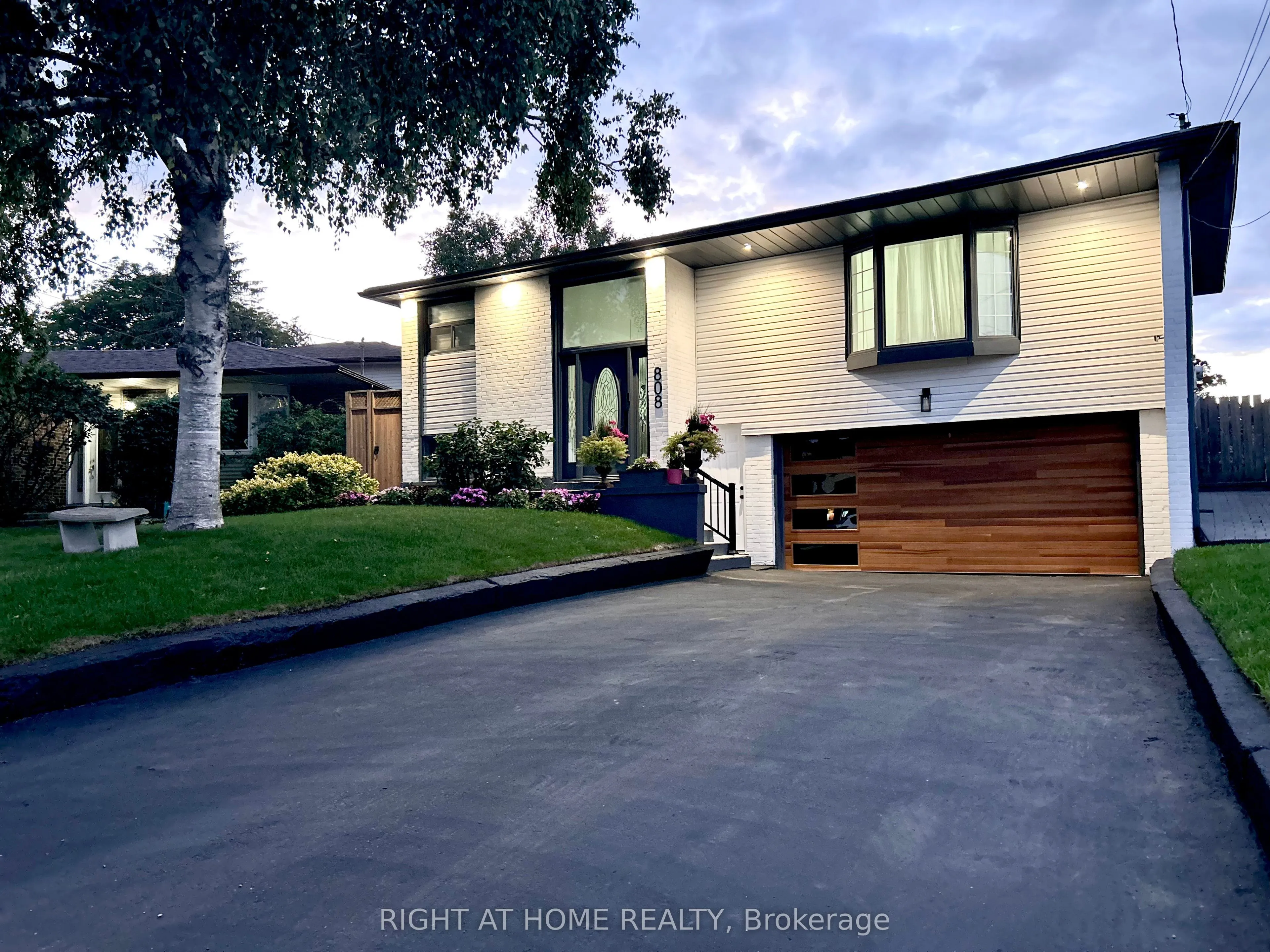 808 Sanok Drive, ON L1W 2P9