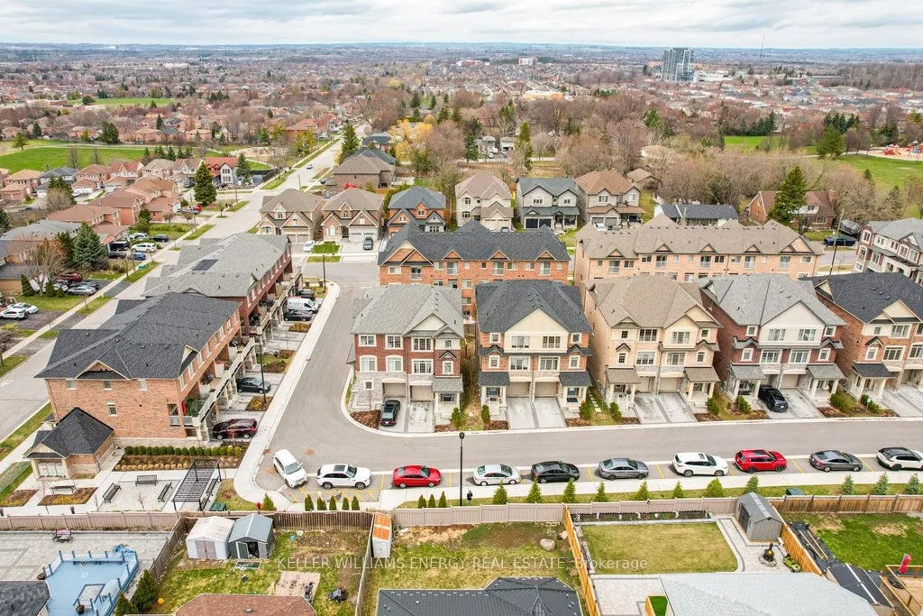 4 Healthcote Lane, ON L1Z 0V2