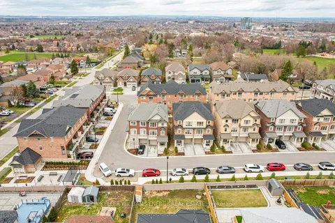 4 Healthcote Lane, ON L1Z 0V2