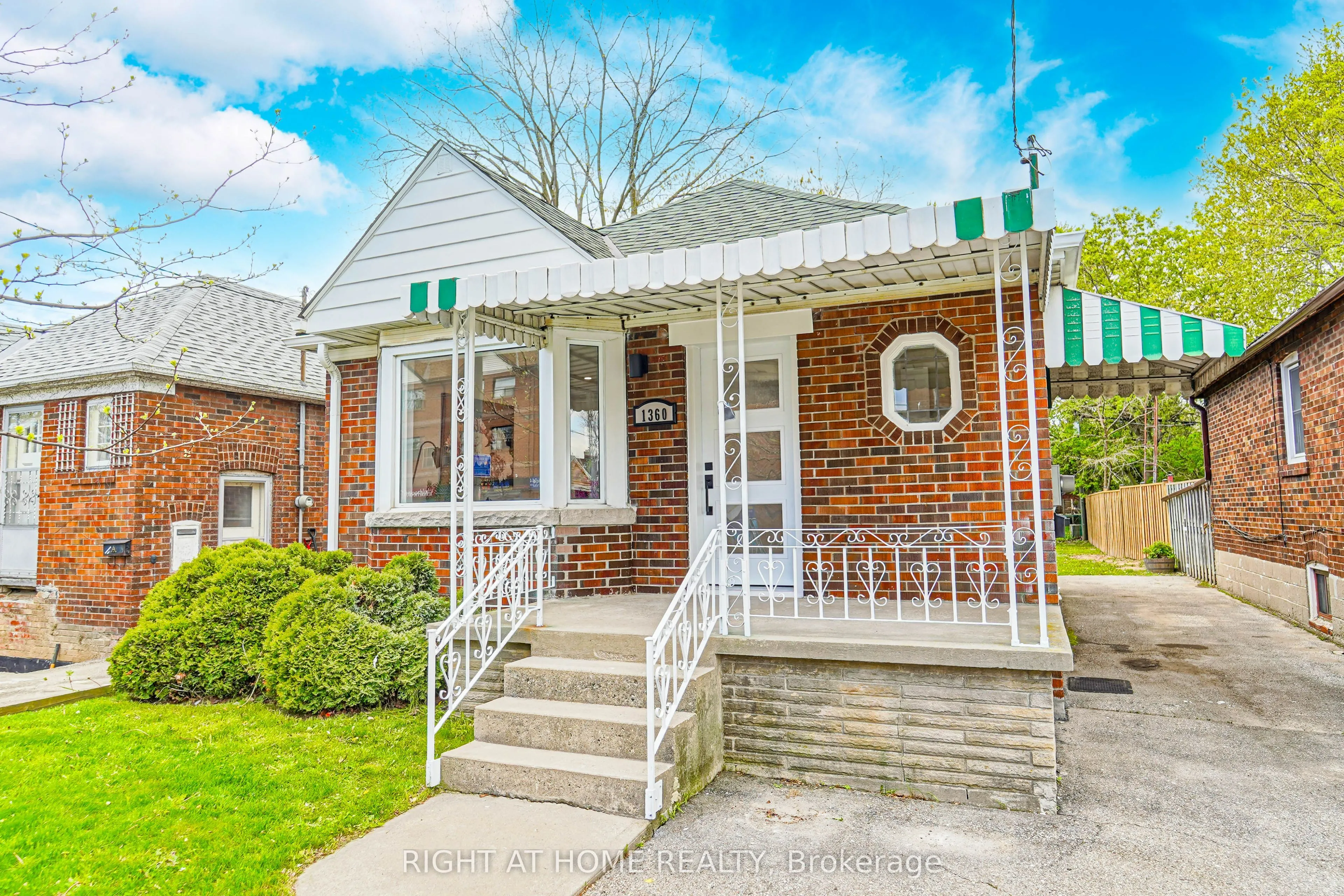 1360 Woodbine Avenue, ON M4C 4G5