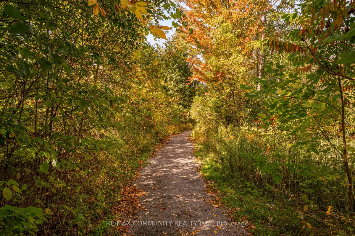 1880 Woodgate Court, ON L1G 7Z2