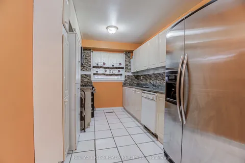 15 Lowry Square, ON M1B 1N7