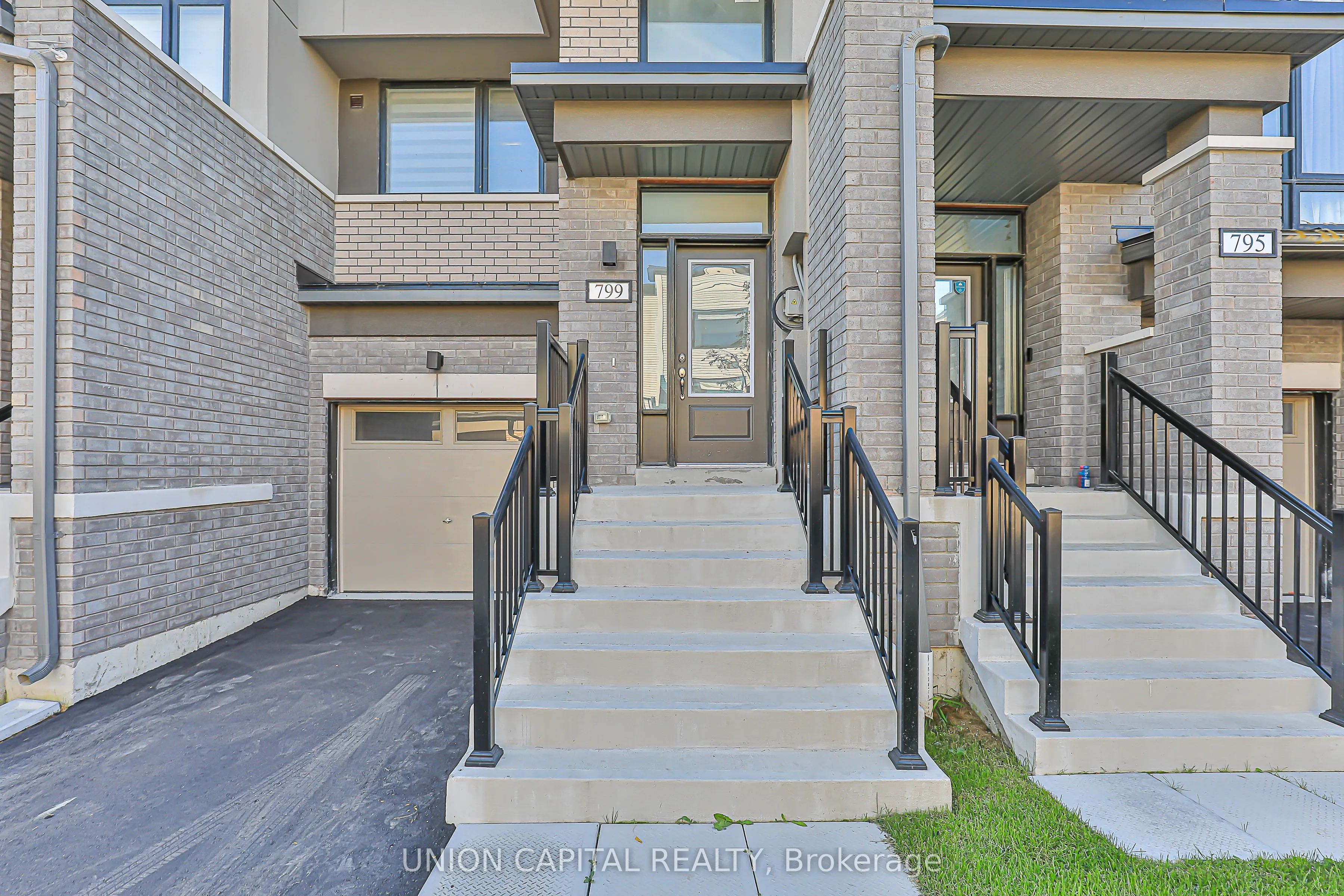 799 Stanstead Path, ON L1K 3G4