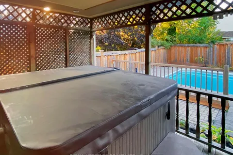 138 William Stephenson Drive, ON L1N 8V3