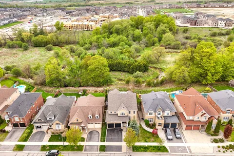 8 St Philip Court, ON L1P 0A5