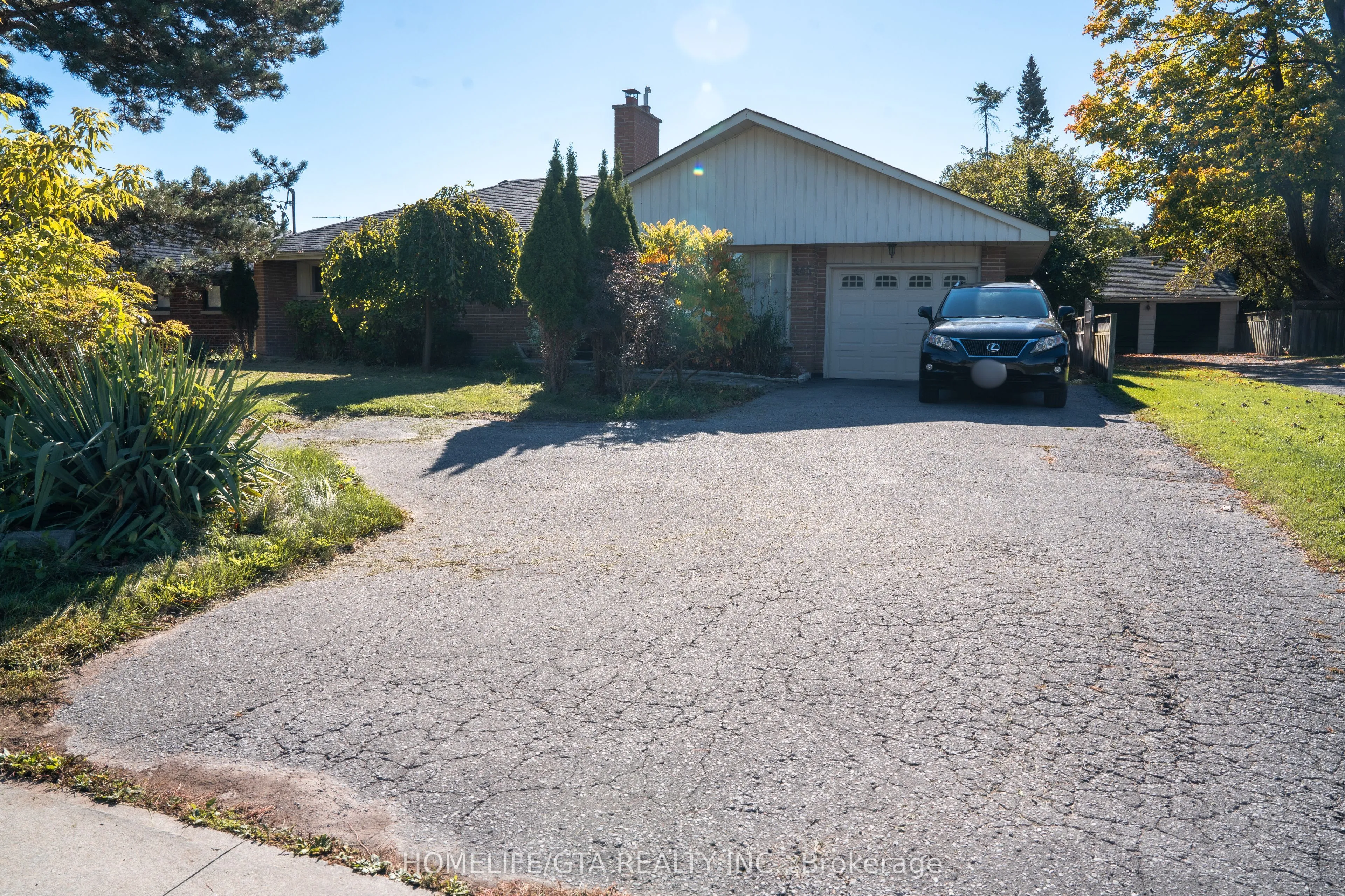 445 Rossland Road, ON L1J 3G9