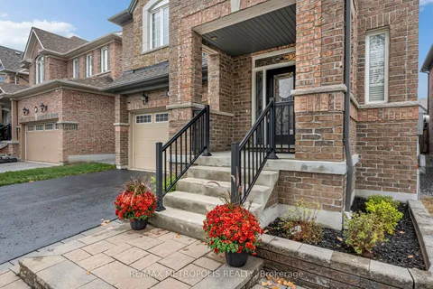 15 Rumbellow Crescent, ON L1T 0J9