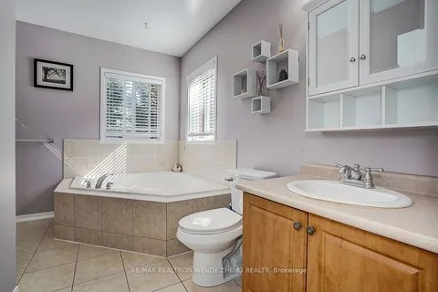 25 Neill Avenue, ON L1R 3N4