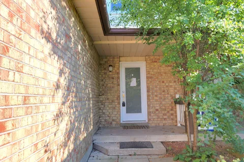 15 Hartsfield Drive, ON L1E 1M8